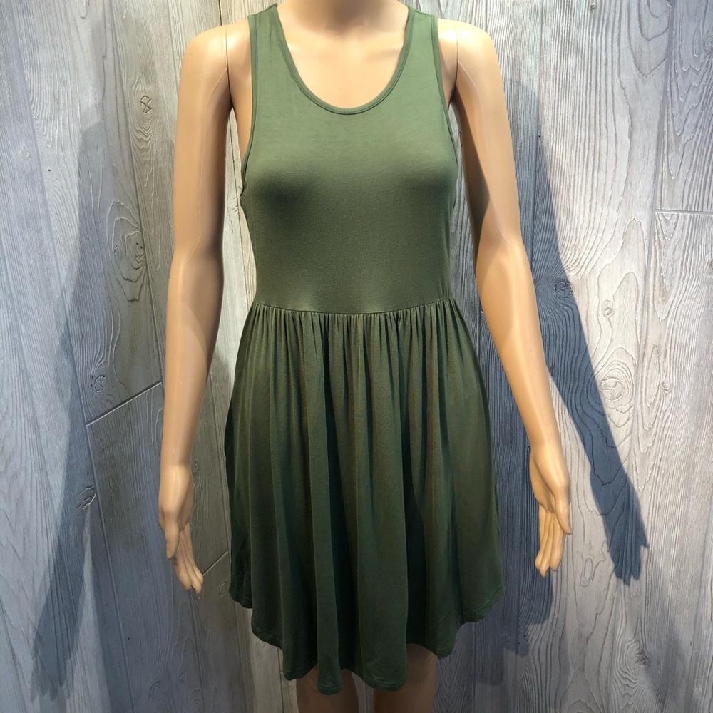 Loose green flirty dress with pockets!! Size small